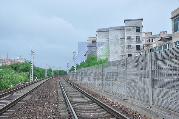 铁路声屏障如何实现环保与降噪平衡？